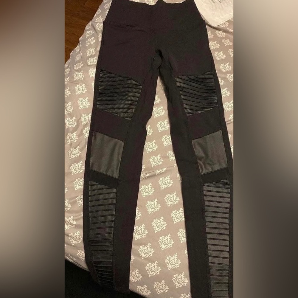 Alo yoga moto leggings. Used condition but no rips stains tears.